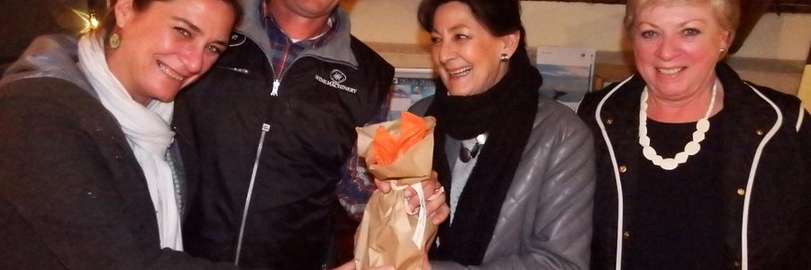 Vlnr is Jami en Peter Kastner saam met Amanda Donnelly en Diane Roodman tydens die oorhandiging van â€˜n blyk van waardering